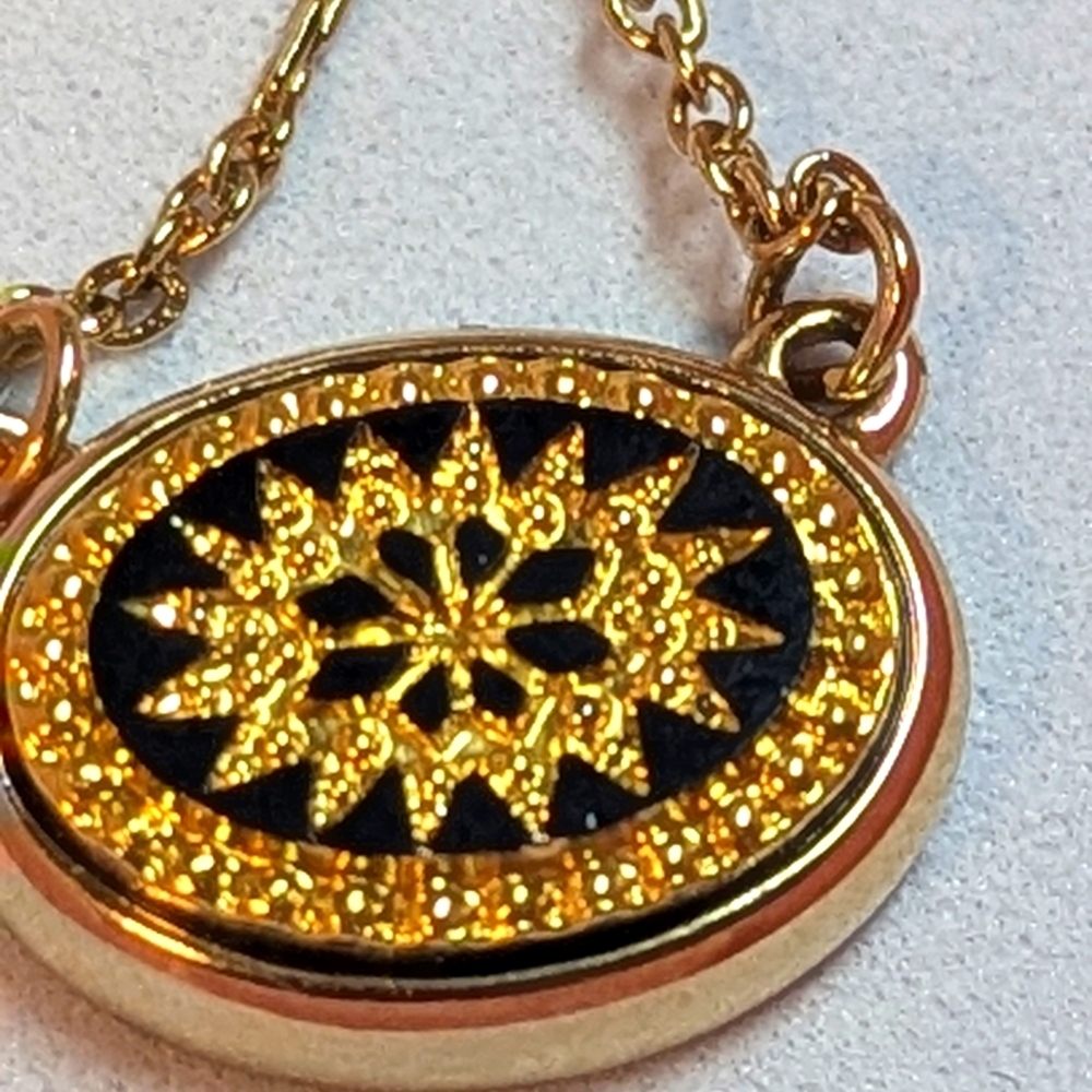 Vintage 80s Avon Snow Fantasy Oval Snowflake Necklace & Earrings Gold Tone Set - Picture 4 of 12